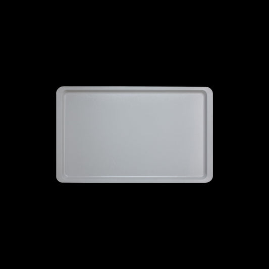 Metalltablett auf weißem Hintergrund.