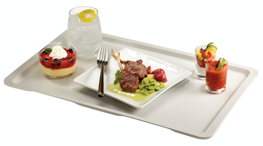 Gourmet-Essen auf Serviertablett angerichtet.