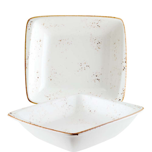 Zwei rustikale, quadratische Teller.