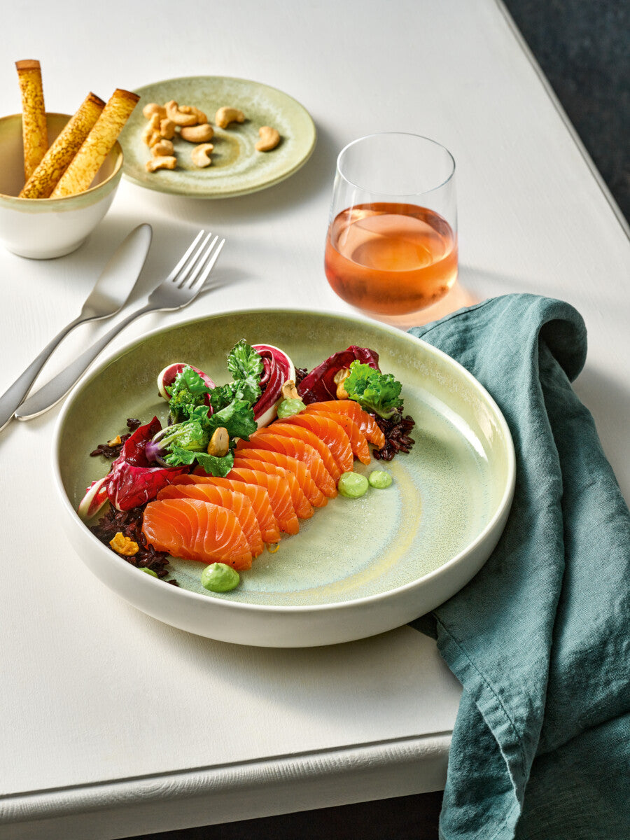 Gesundes Lachs-Salat mit Wein