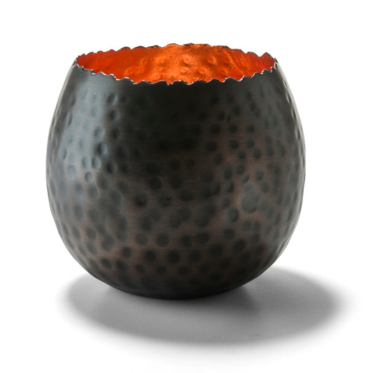 Metallschale mit gehämmertem Design.
