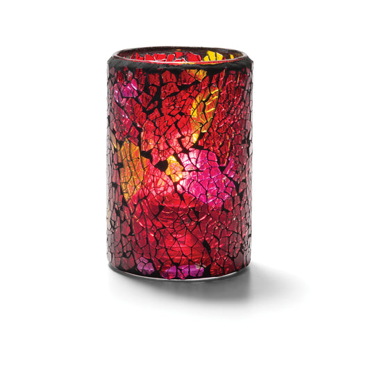 Rotes Mosaik-Windlicht auf weißem Hintergrund.