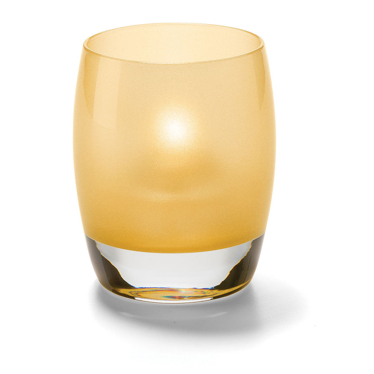 Gelbes Glas auf weißem Hintergrund.