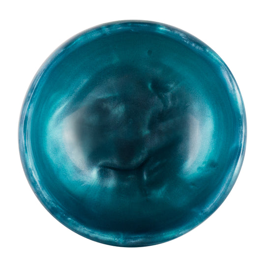 Blauer Teller mit glänzender Oberfläche.
