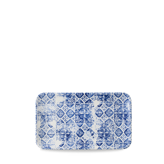 Rechteckiger Teller mit blauem Muster.