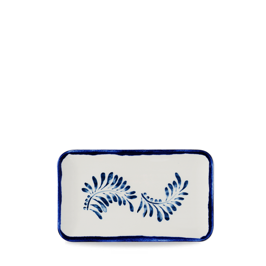 Rechteckiger Teller mit blauem Muster.
