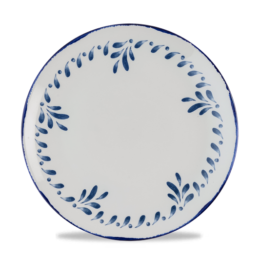 Weißer Teller mit blauem Muster.