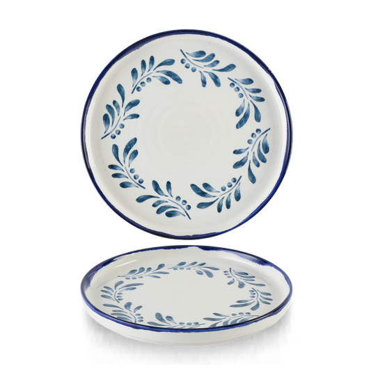 Zwei Teller mit blauem Muster.