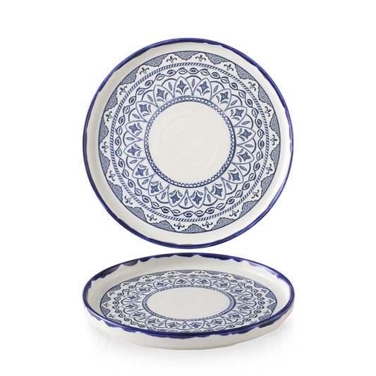Zwei Teller mit blauem Muster.