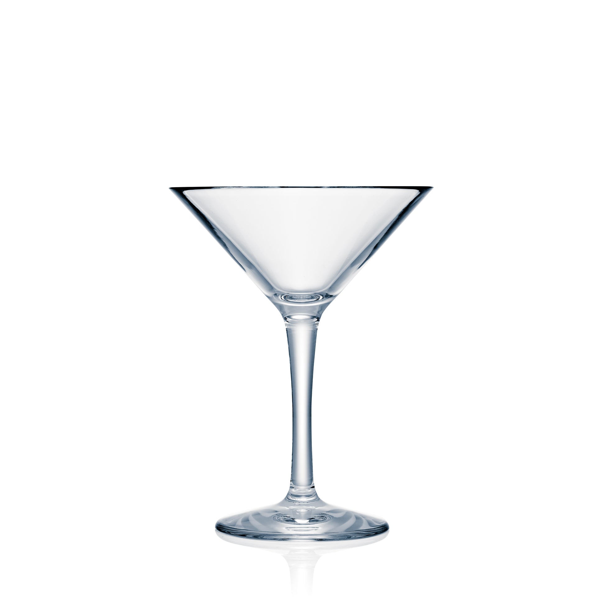 Leeres Cocktailglas auf weißem Hintergrund.