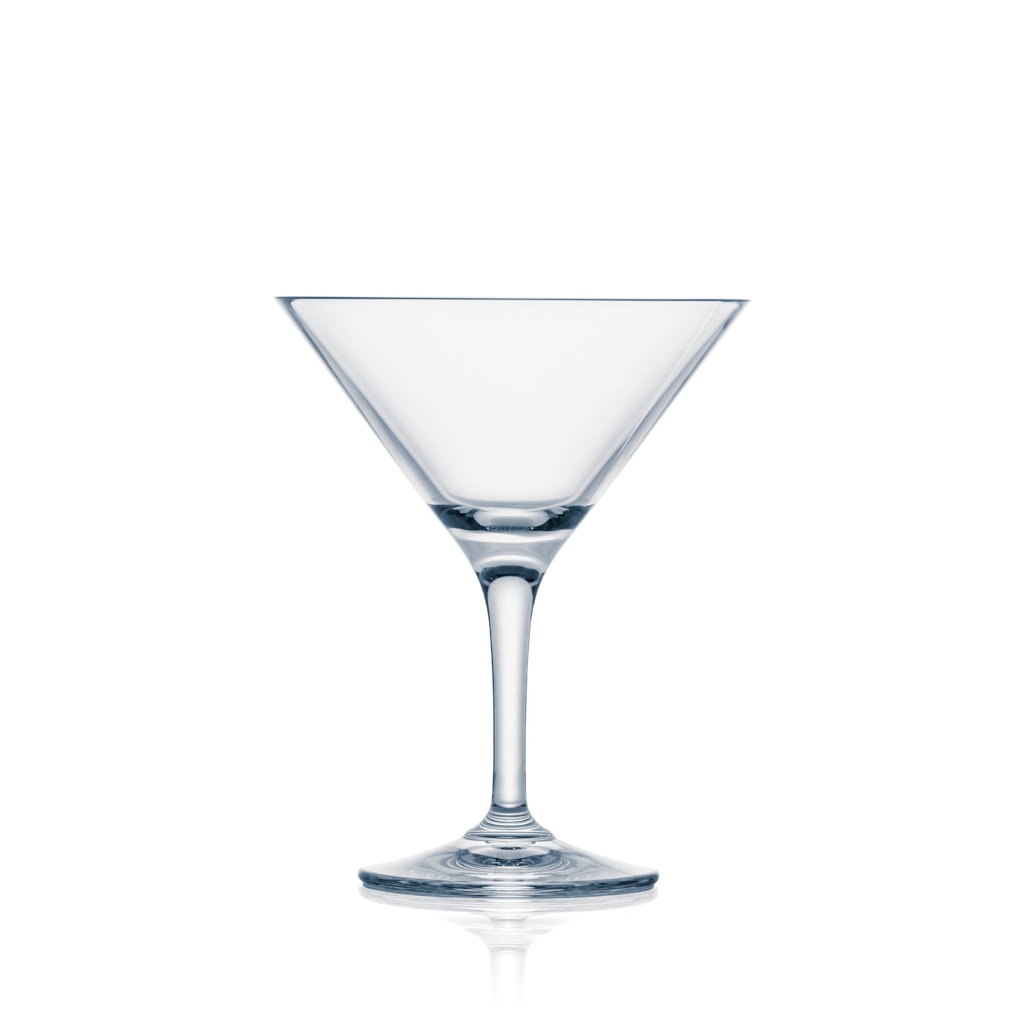 Leeres Cocktailglas auf weißem Hintergrund.