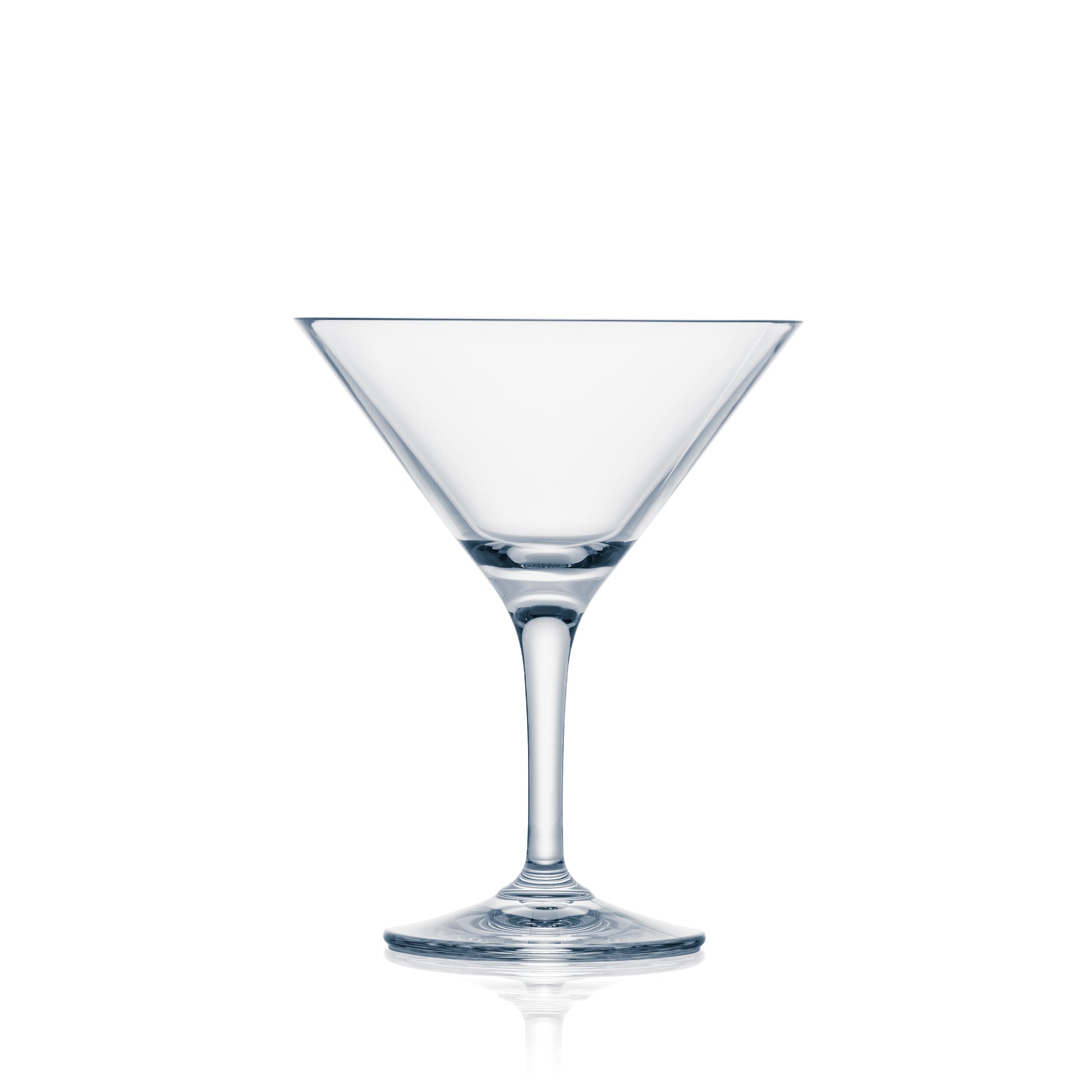 Leeres Cocktailglas auf weißem Hintergrund.