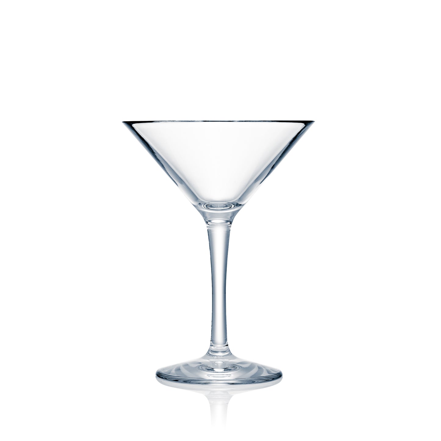 Leeres Cocktailglas auf weißem Hintergrund.