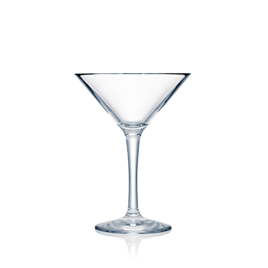 Leeres Cocktailglas auf weißem Hintergrund.