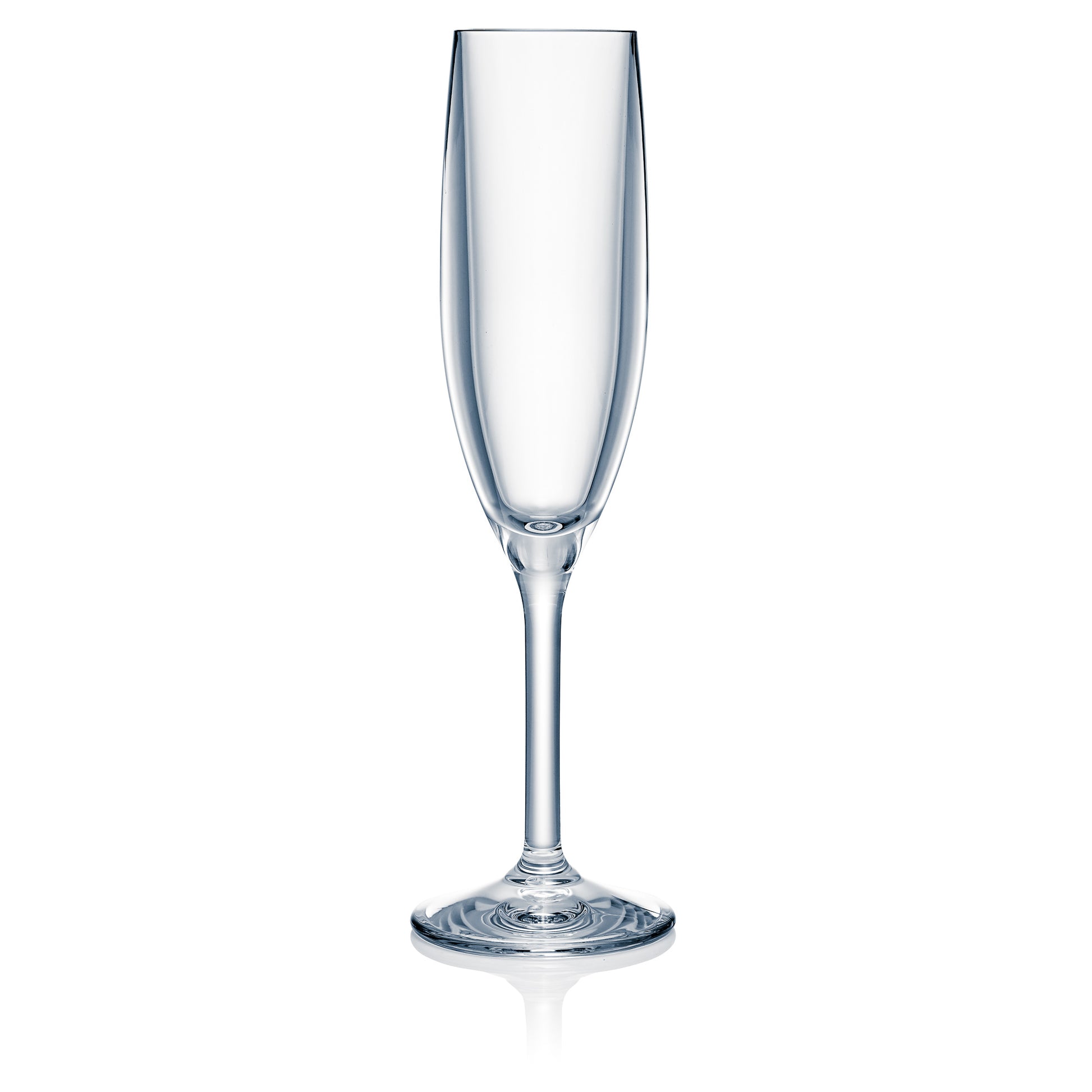 Leeres Sektglas auf weißem Hintergrund.