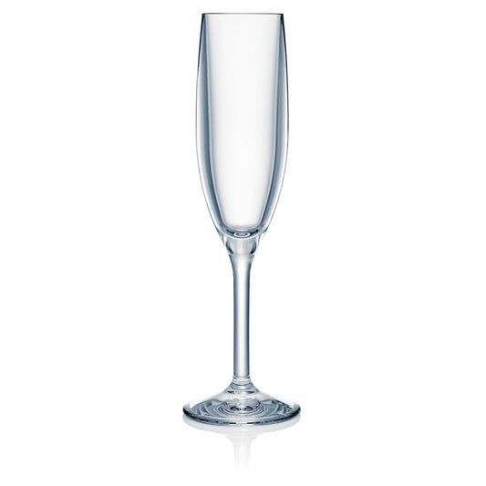 Leeres Sektglas auf weißem Hintergrund.