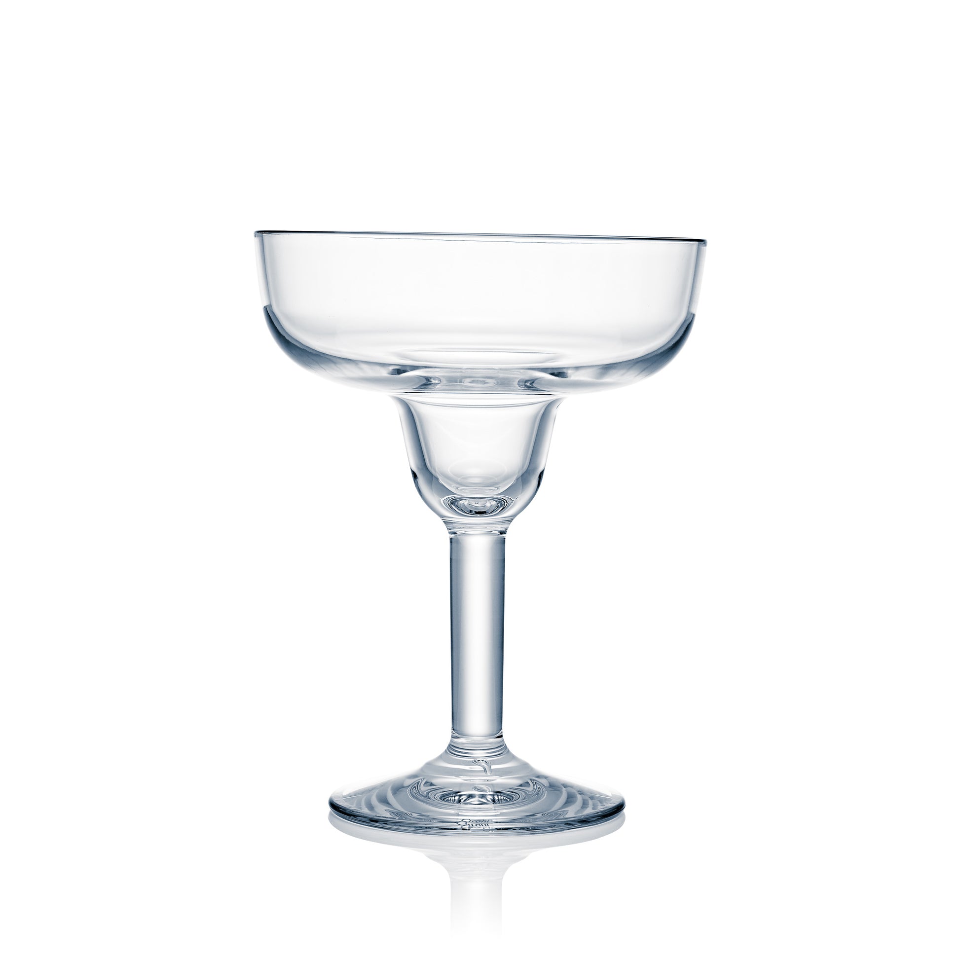 Leeres Cocktailglas auf weißem Hintergrund.