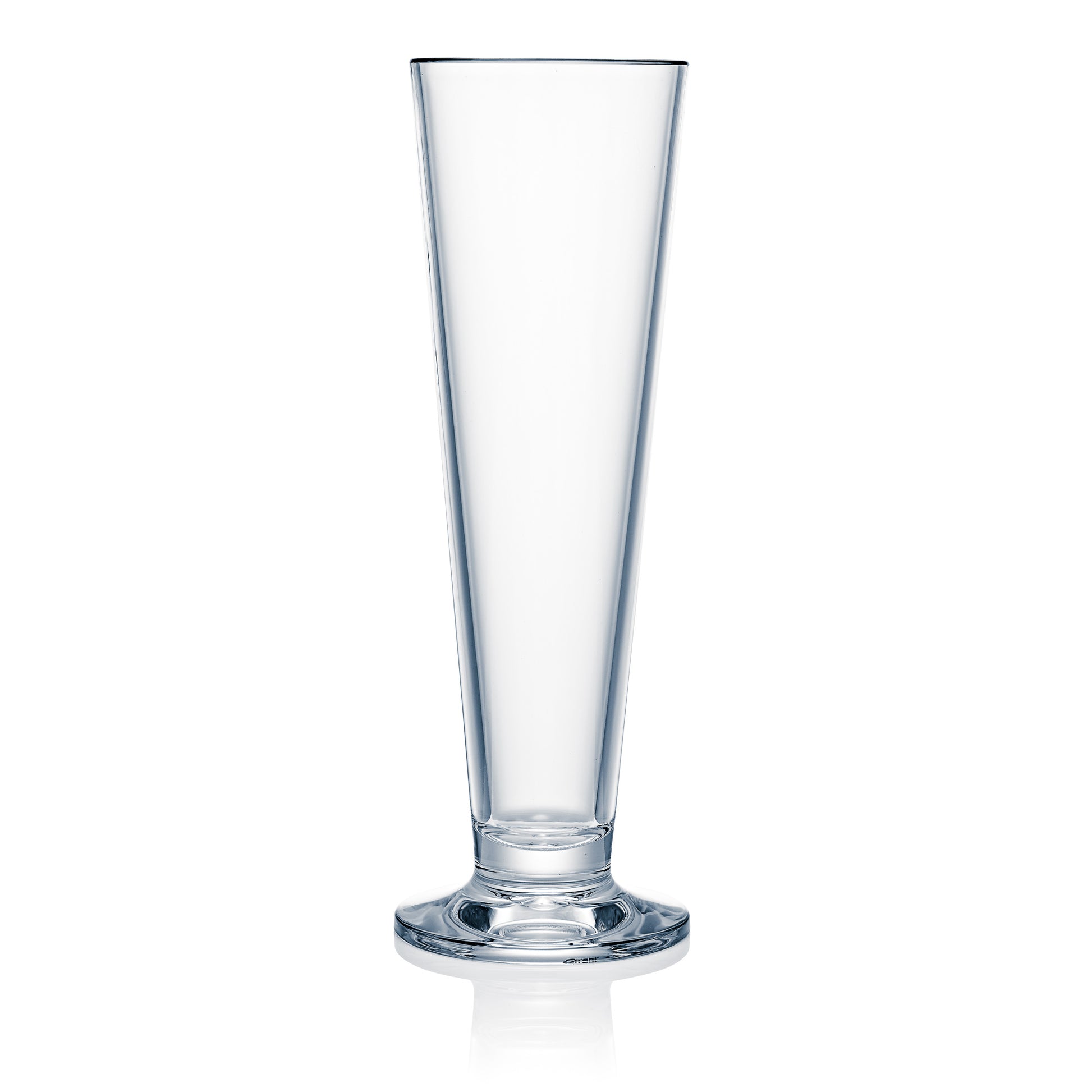 Leeres, hohes Bierglas auf Weiß.