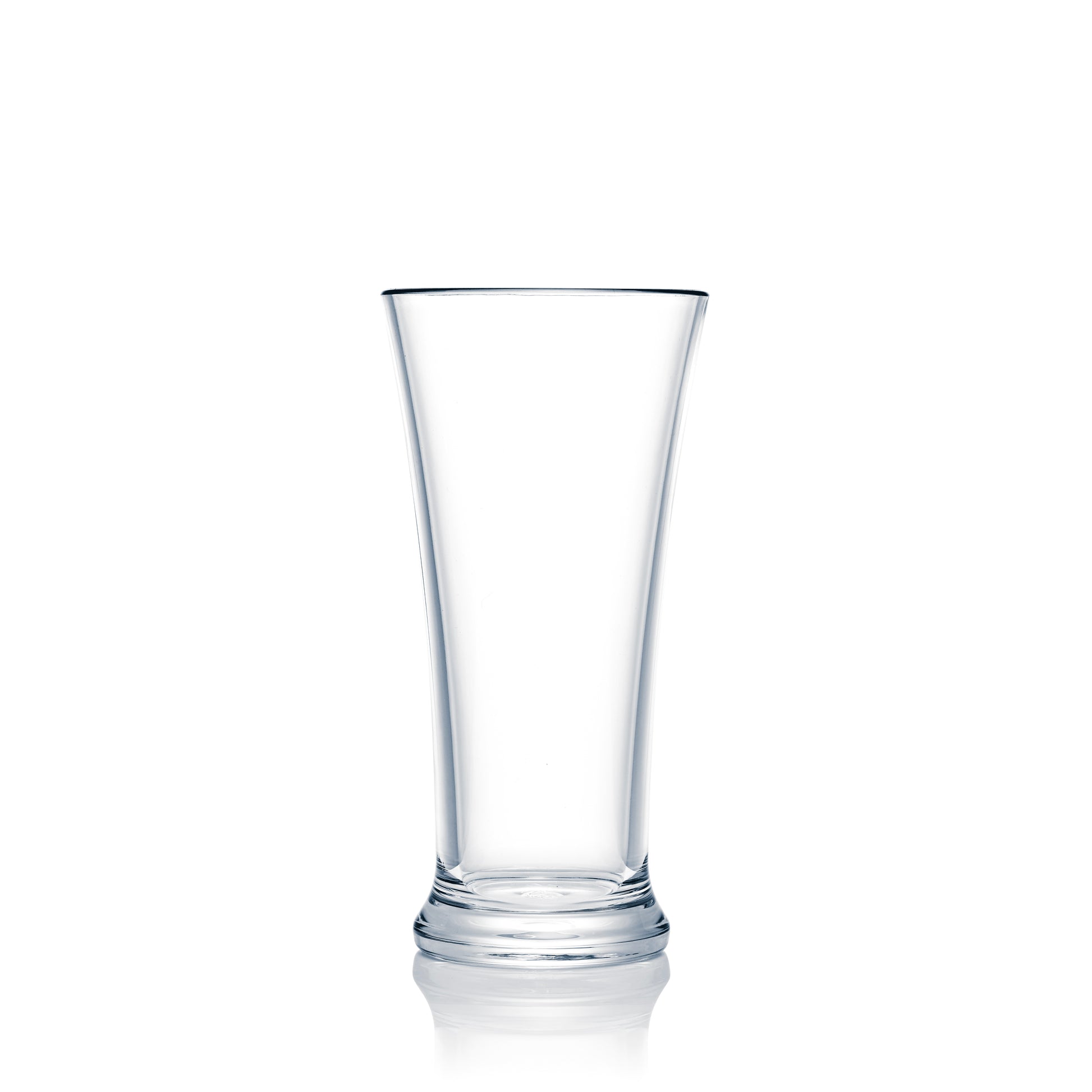 Leeres Bierglas auf weißem Hintergrund.