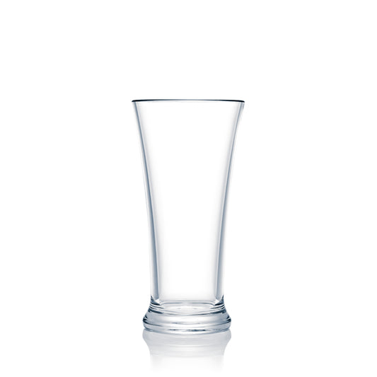 Leeres Bierglas auf weißem Hintergrund.
