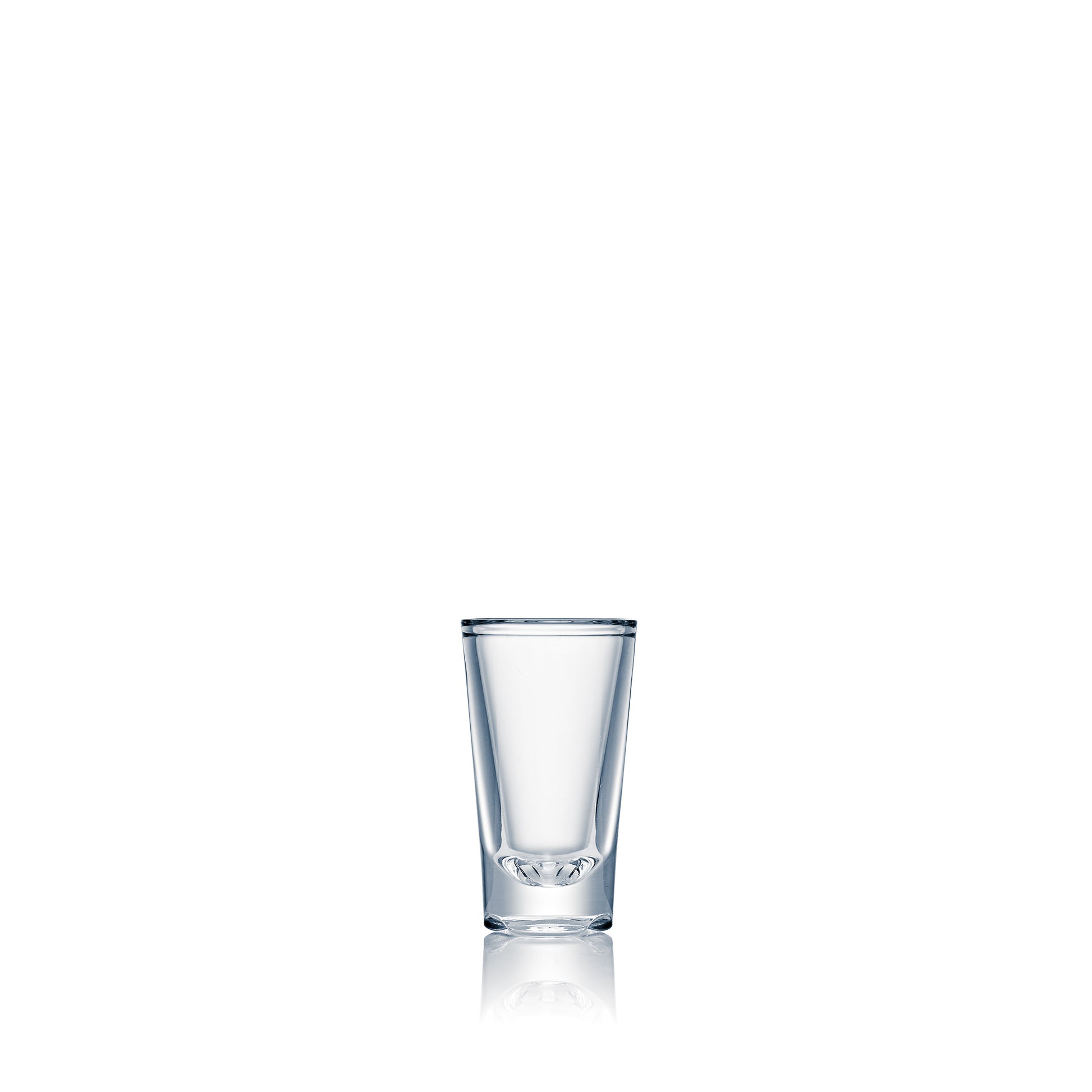 Leeres Glas auf weißem Hintergrund.