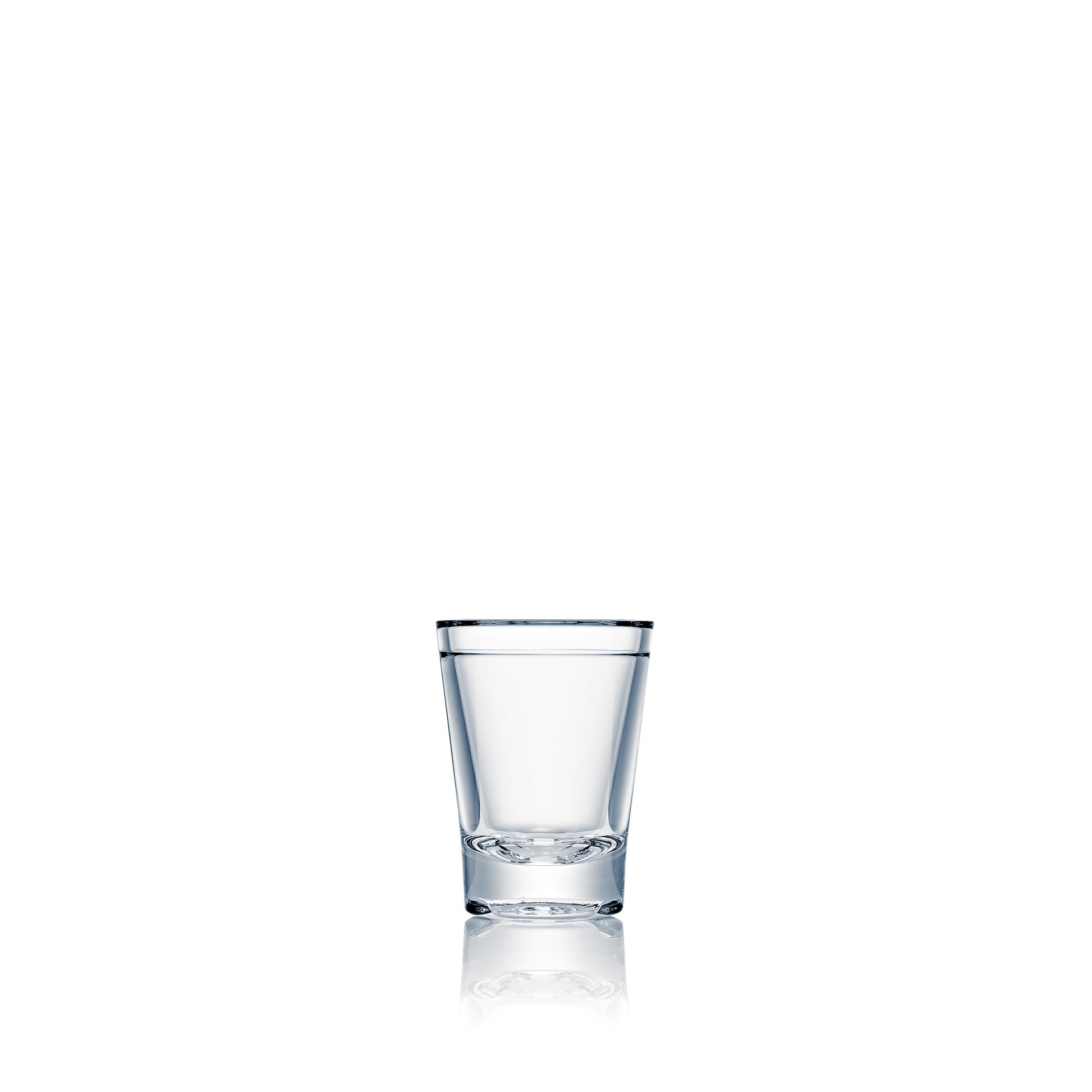Leeres Glas auf weißem Hintergrund.