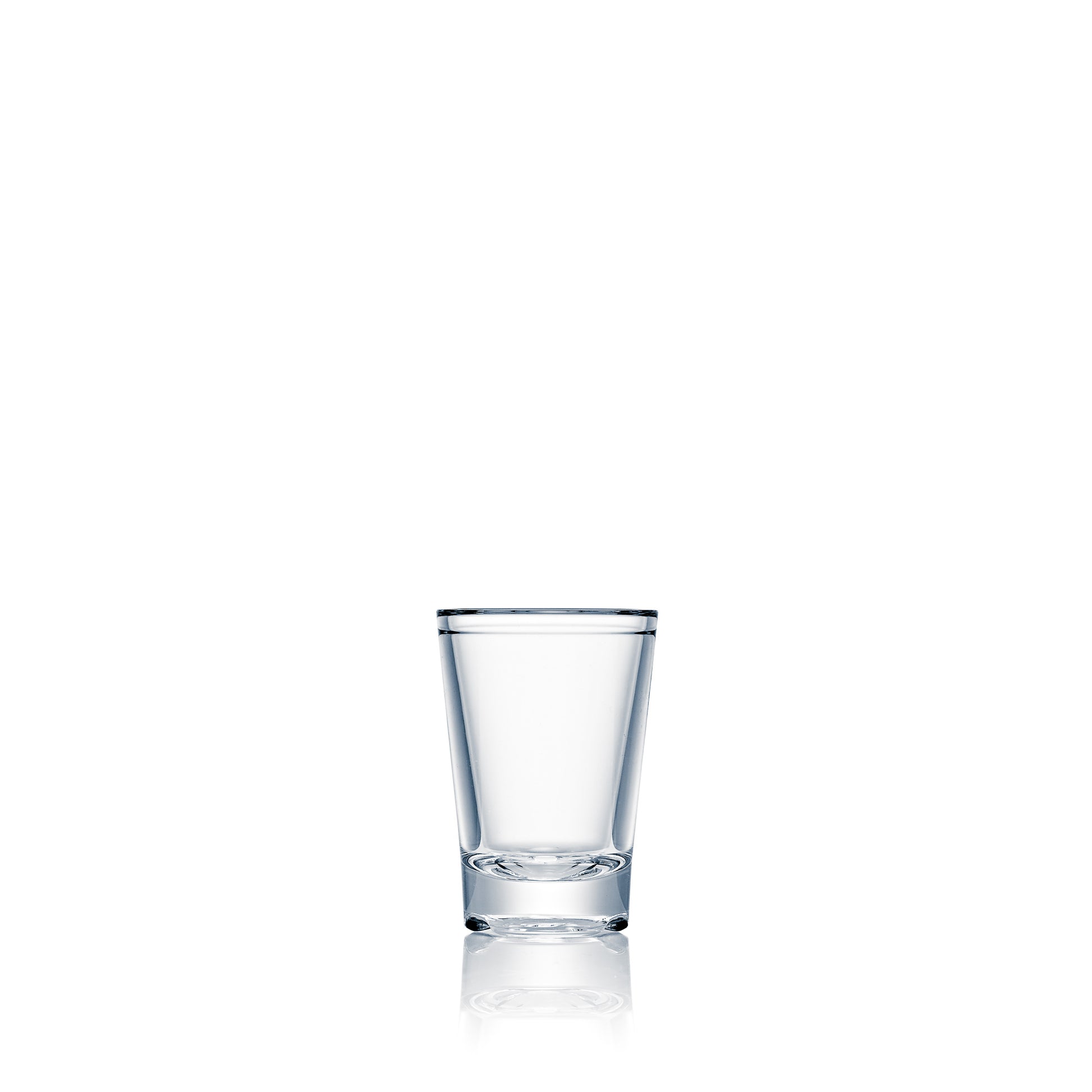 Leeres Glas auf weißem Hintergrund.