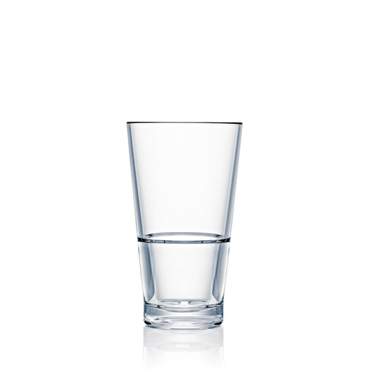 Leeres Trinkglas auf weißem Hintergrund.