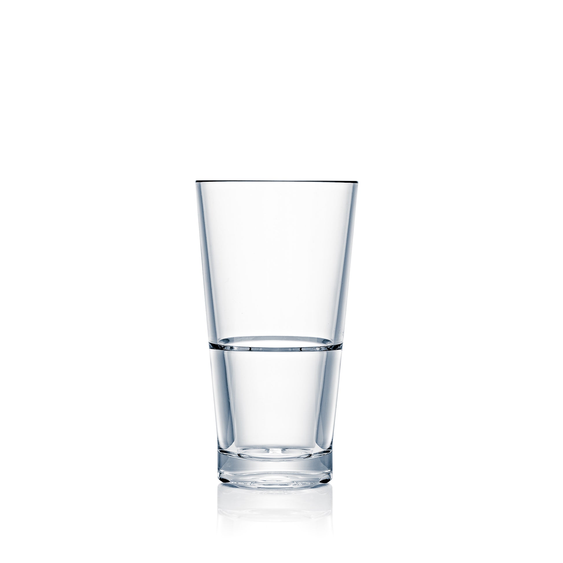 Halbvolles Wasserglas auf Weiß.