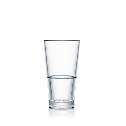 Halbvolles Wasserglas auf Weiß.
