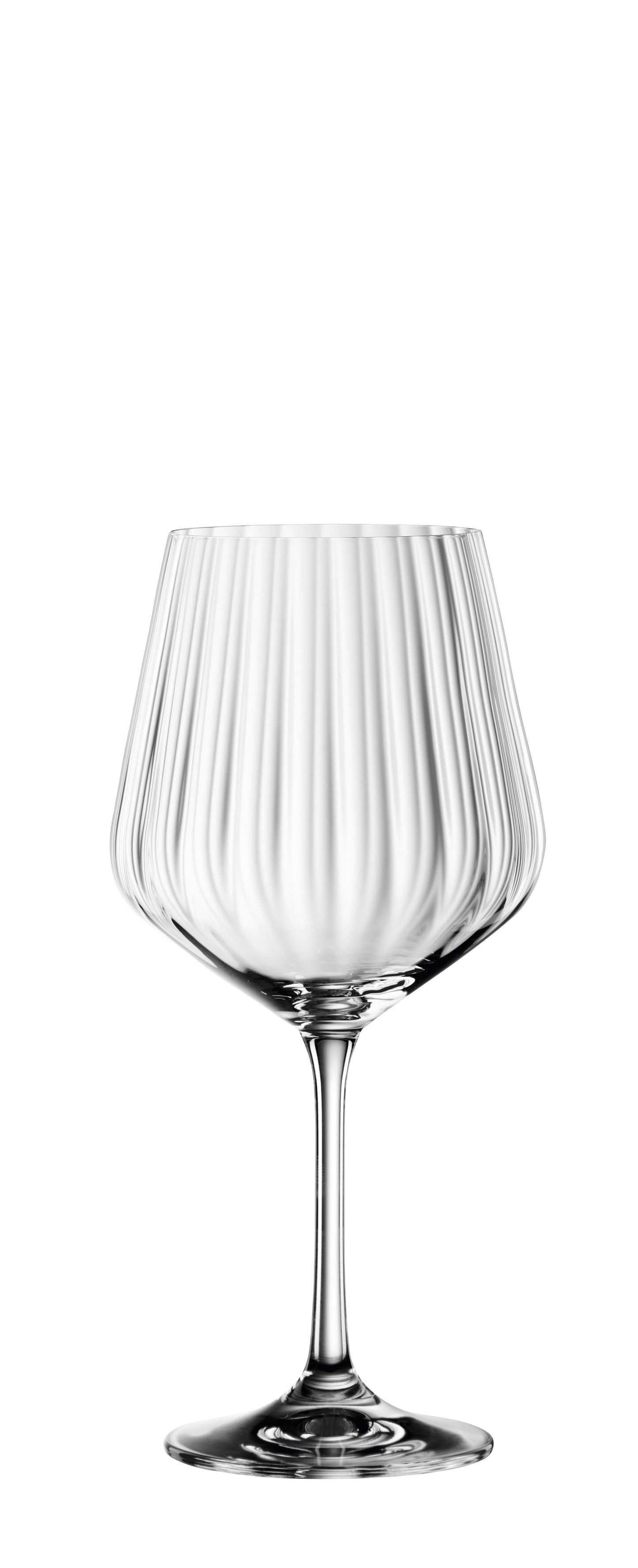 Elegantes, geriffeltes Weinglas leer