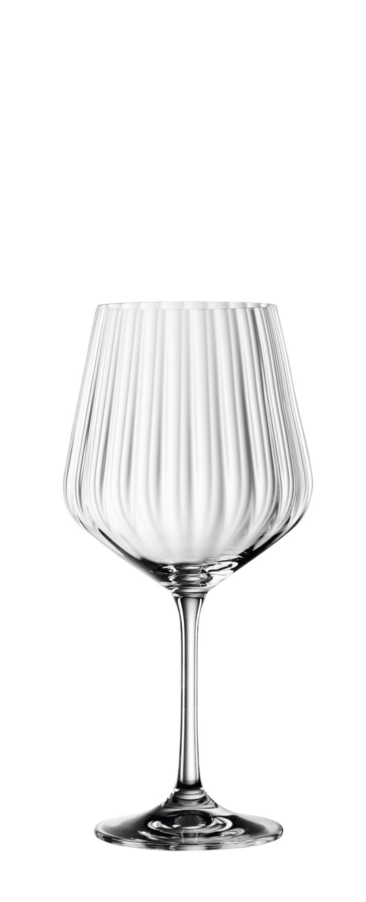 Elegantes, geriffeltes Weinglas leer