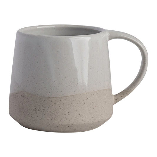 Grauer Keramikbecher mit Henkel.