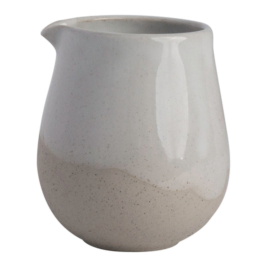 Keramik-Krug mit glatter Oberfläche.