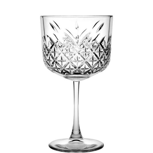 Kristall-Weinglas auf weißem Hintergrund