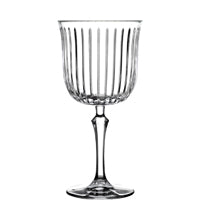 Weinglas mit vertikalen Streifen