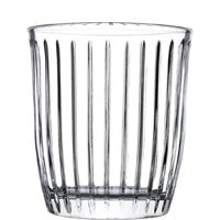 Klarer Glasbecher mit senkrechten Rippen