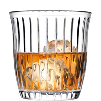 Whiskyglas mit Eiswürfeln