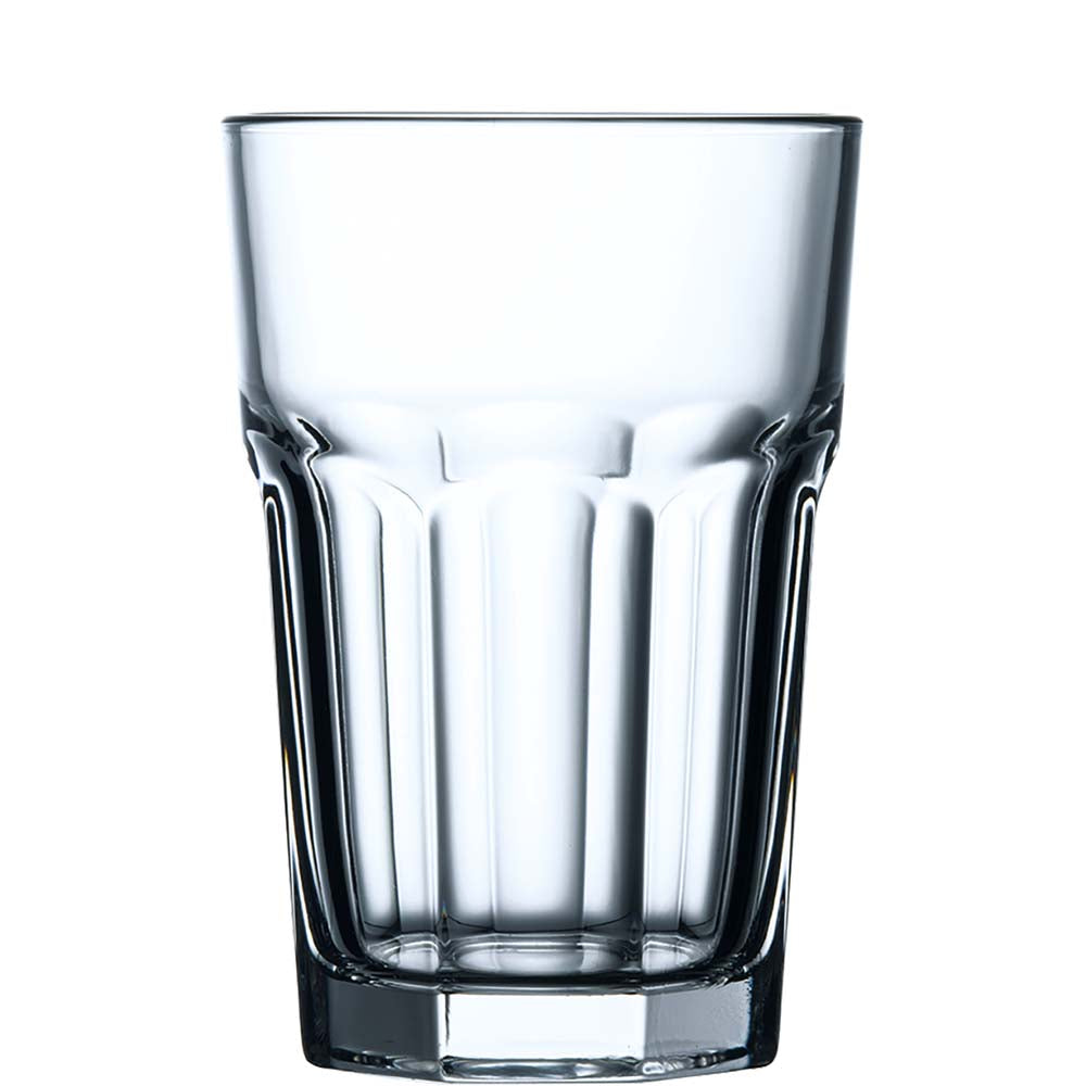 Klares Glas vor weißem Hintergrund