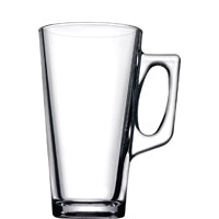 Leeres Glas mit Henkel.