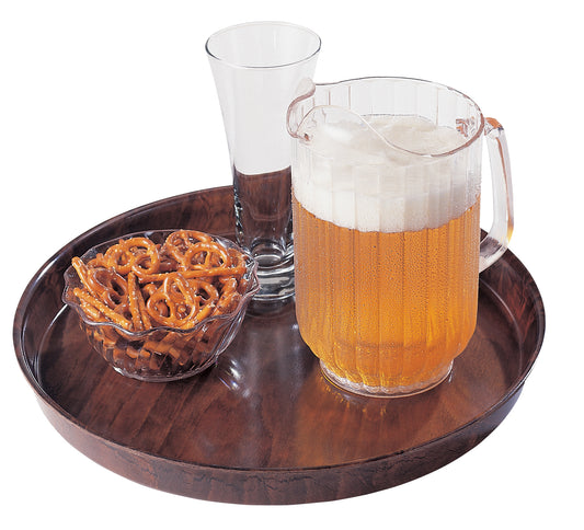Bierkrug, Glas, Brezeln auf Tablett.