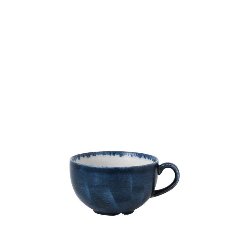 Blaue Kaffeetasse auf grünem Hintergrund