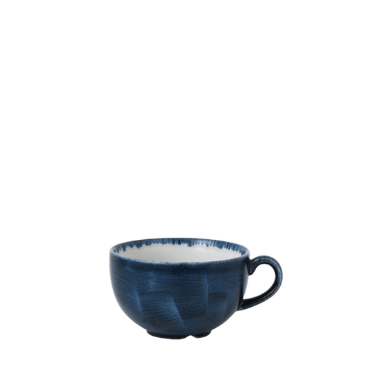 Blaue Kaffeetasse auf grünem Hintergrund