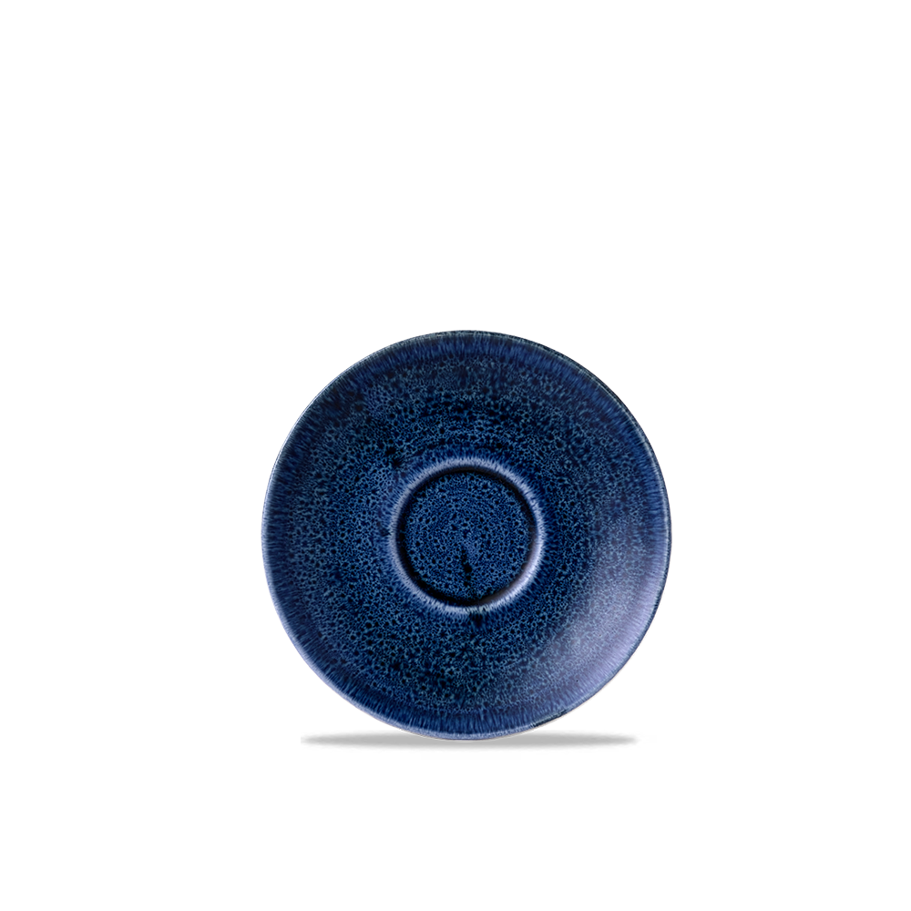 Blauer Teller mit dunklem Rand.