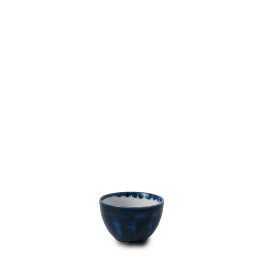 Blaue Schale auf weißem Hintergrund