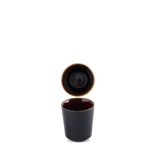 Schwarze Tasse mit Untertasse.
