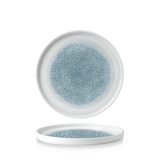 Blaue Speisesalz auf Tellern