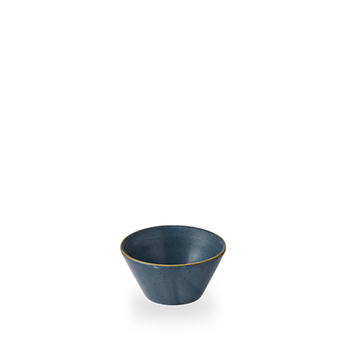 Blaue Schale auf schwarzem Hintergrund
