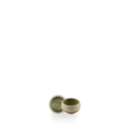Zwei Keramikschalen auf weißem Hintergrund