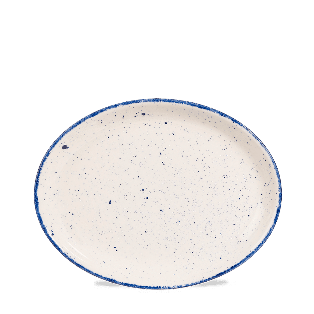 Leere Speiseteller mit blauer Kante